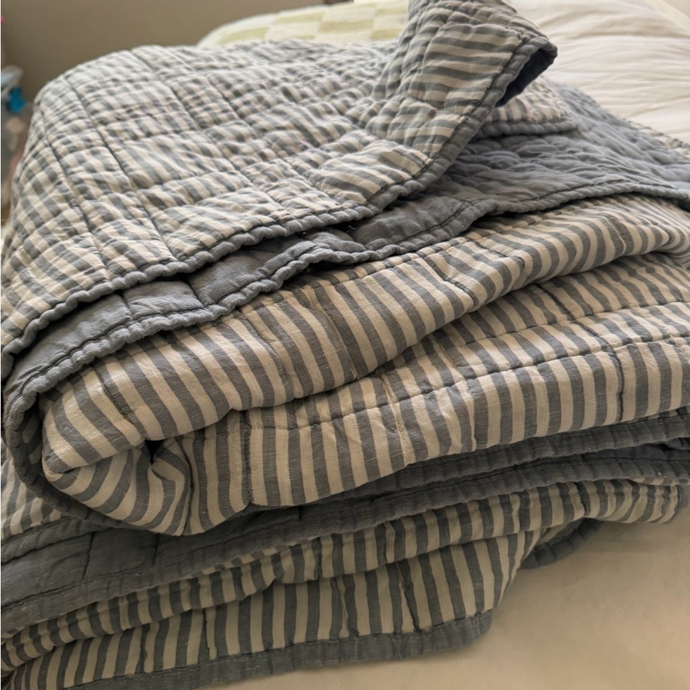 Brookline’s European linen quilt - Picture 4 of 4
